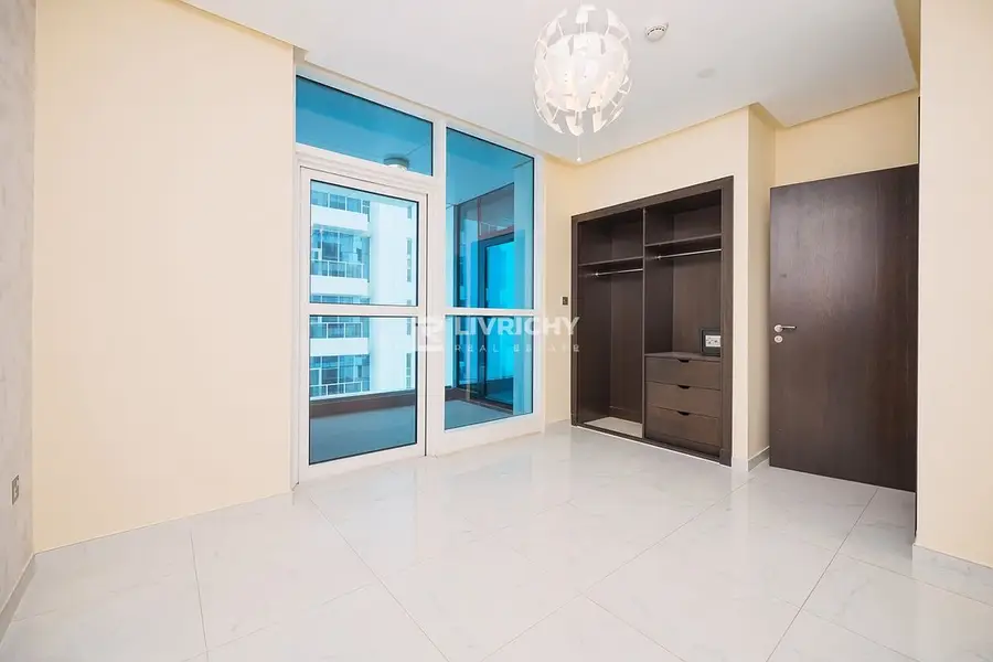 MARINA LIVING | WELL MAINTAINED | HUGE LAYOUT