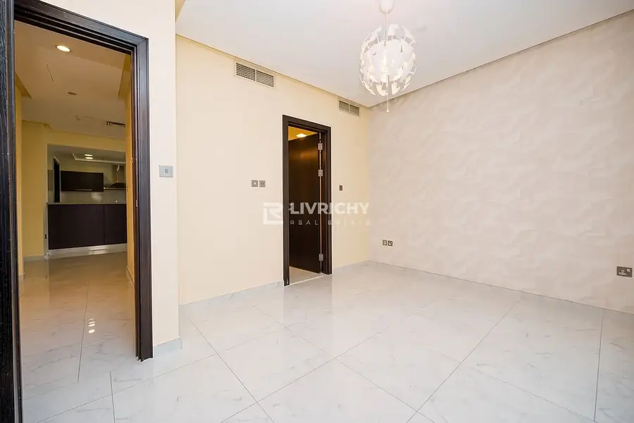 MARINA LIVING | WELL MAINTAINED | HUGE LAYOUT
