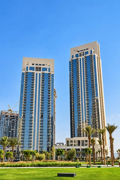 2 Camere Appartamento in vendita a Dubai Creek Harbour, Dubai - Modern Twin Towers Above Lush Landscaping. png