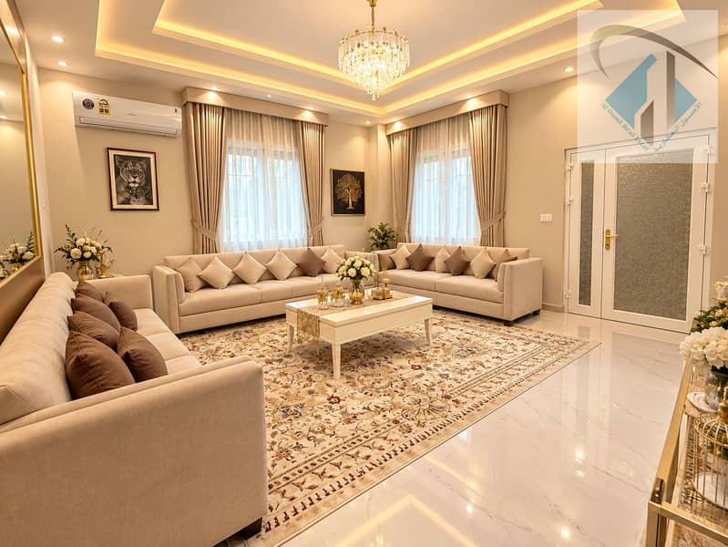 4 غرفة معيشة فاخرة بإضاءة دافئة. png