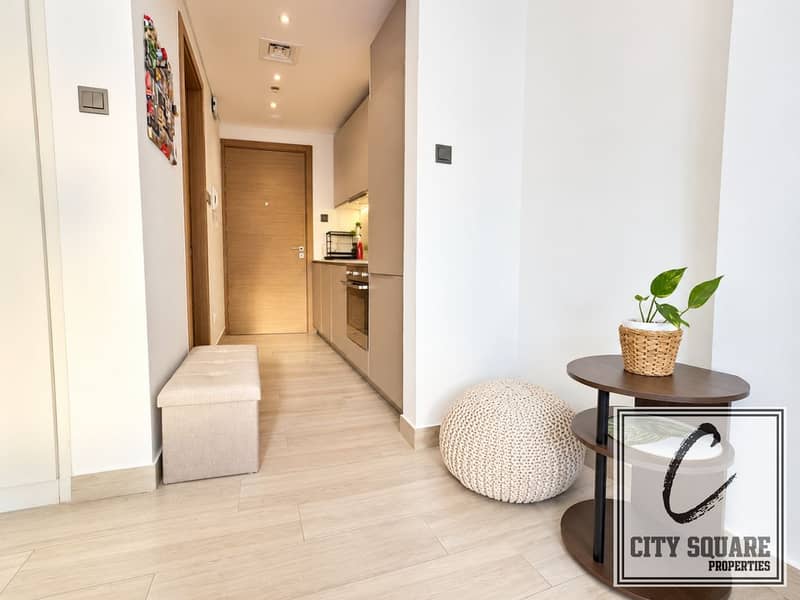 5 resize_Warm Minimalist Apartment Entryway. jpg