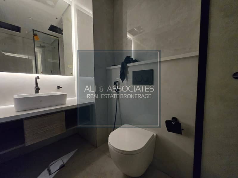 9 Bathroom. jpeg