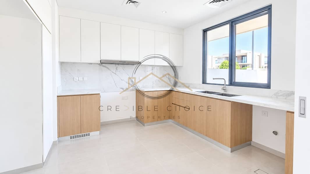 7 Bright Minimalist Marble and Wood Kitchen. png