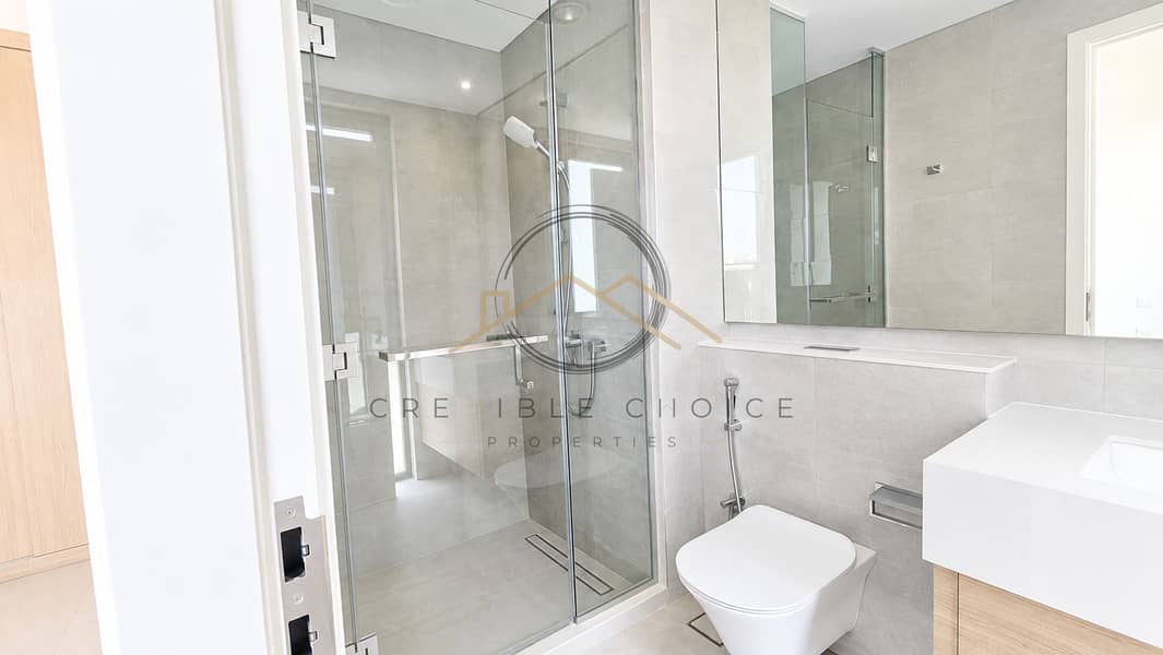 8 Bright Minimalist Modern Bathroom. png