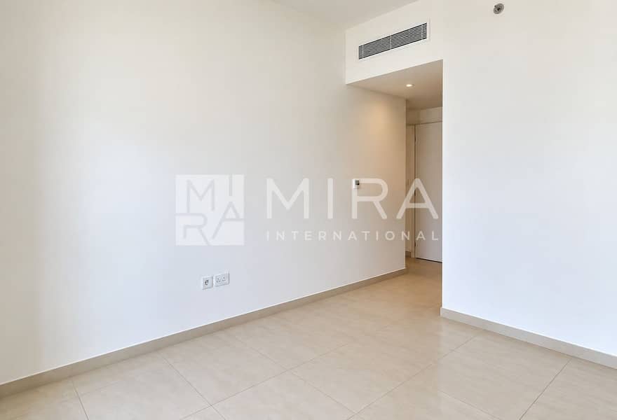 7 Minimalist Empty Room with Entryway