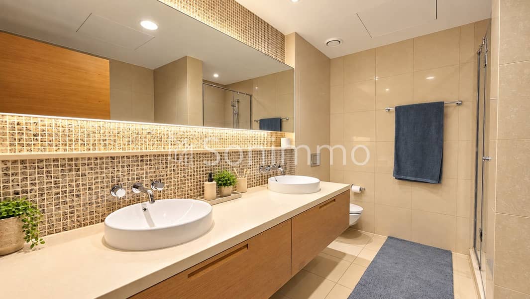 17 Luxurious Minimalist Double Vanity Bathroom. png
