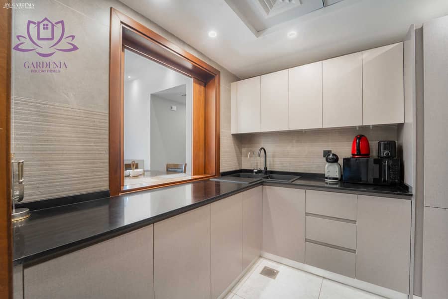 25 Kitchen 1 2. jpg