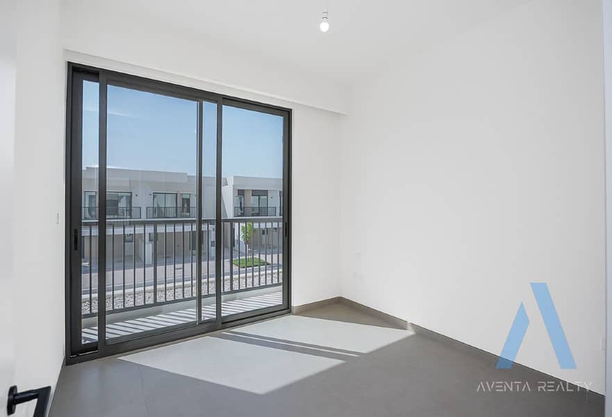 12 16_Bedrooms_Bedroom-balcony-2. jpg
