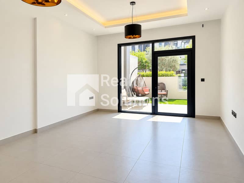 9 Modern Minimalist Room with Garden Patio. png