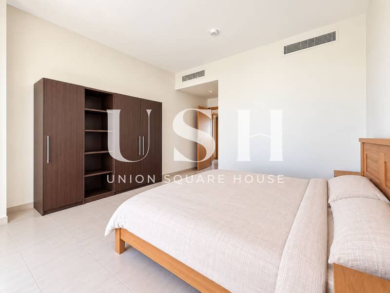 10 Spacious Modern Neutral Bedroom. png