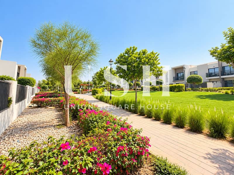 16 Sunny Modern Townhouse Garden Walk. png