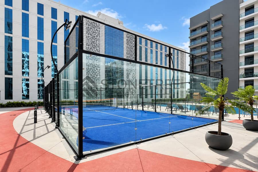 11 Современный стеклянный падел-корт во дворе комплекса. png
