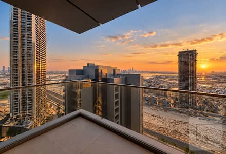 استوديو للايجار في الخليج التجاري، دبي - Modern Balcony Sunset Over the City. png استوديو للايجار في الخليج التجاري، دبي - Modern Balcony Sunset Over the City. png