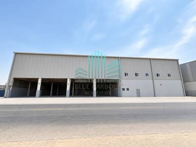乌姆拉穆尔街区， 迪拜 仓库待租 - Modern Warehouse Facade with Open Loading Bays. png