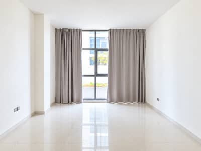 1 Schlafzimmer Wohnung zum Miete in DAMAC Hills, Dubai - Minimalist Daylit Room with Gray Curtains. png 1 Schlafzimmer Wohnung zum Miete in DAMAC Hills, Dubai - Minimalist Daylit Room with Gray Curtains. png