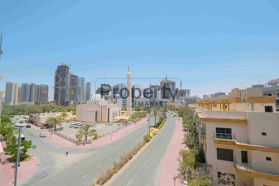 Well-Maintained | Balcony | Large Layout |Occupied