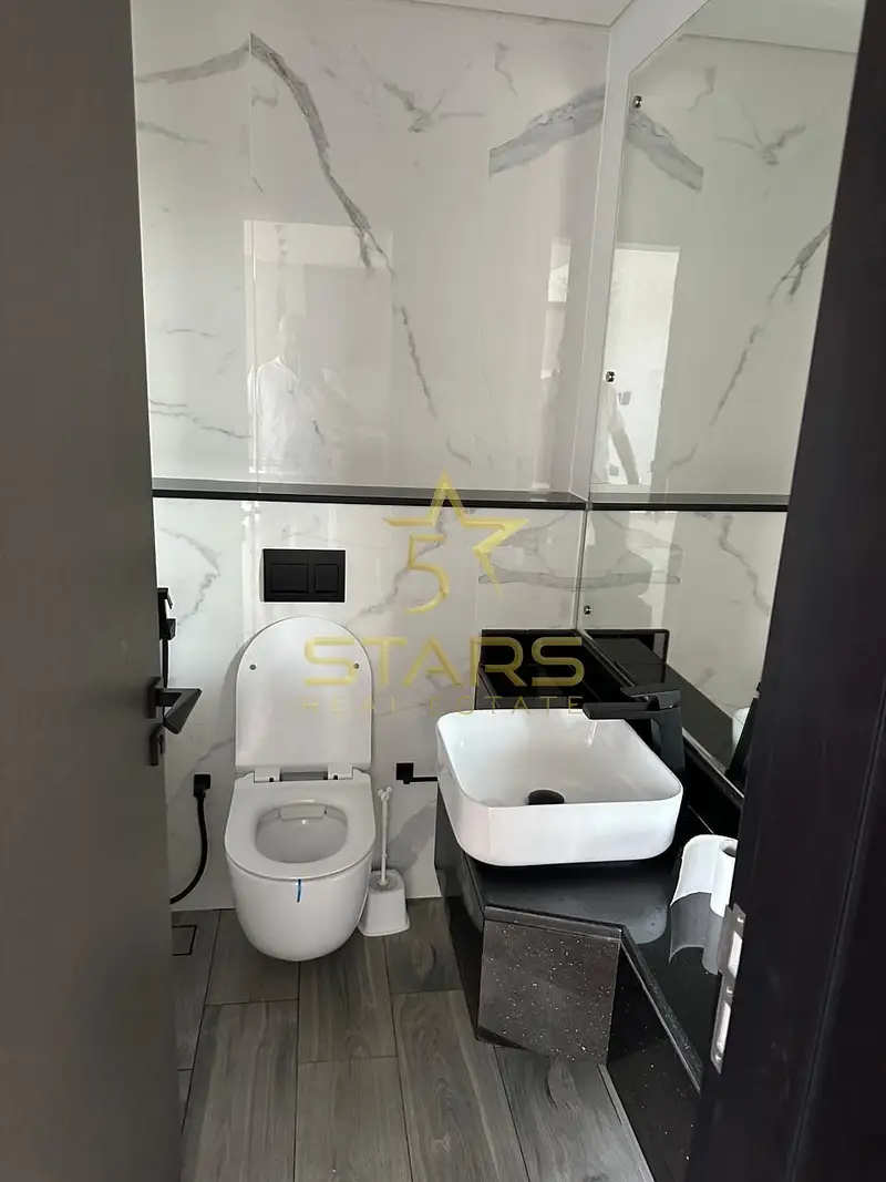 Modern 1BR | 2 Bathrooms | Balcony | City View