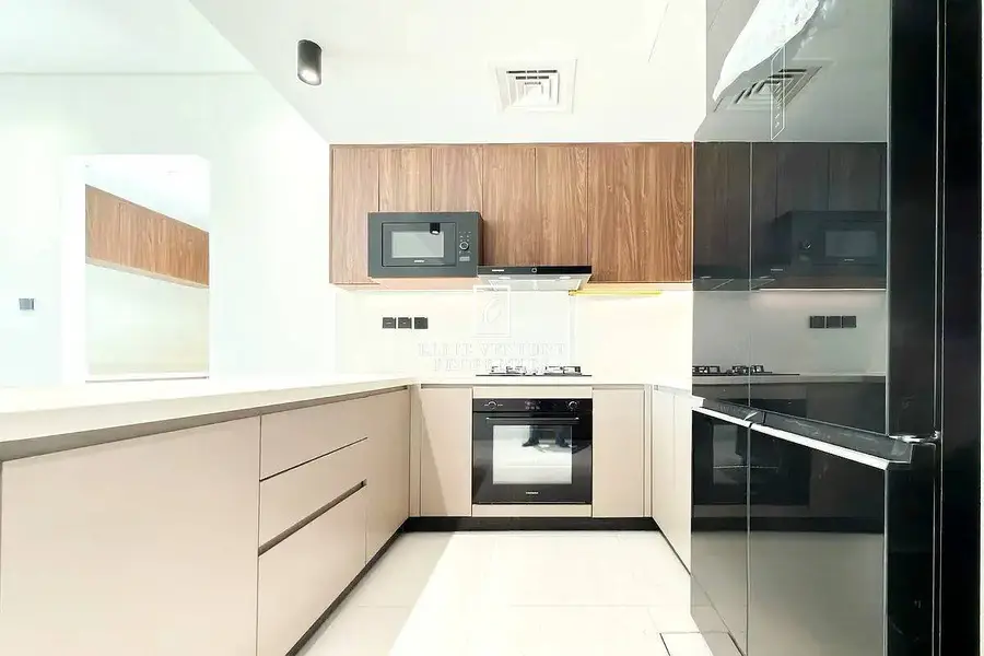 BRIGHT & SPACIOUS | FULLY FITTED KITCHEN
