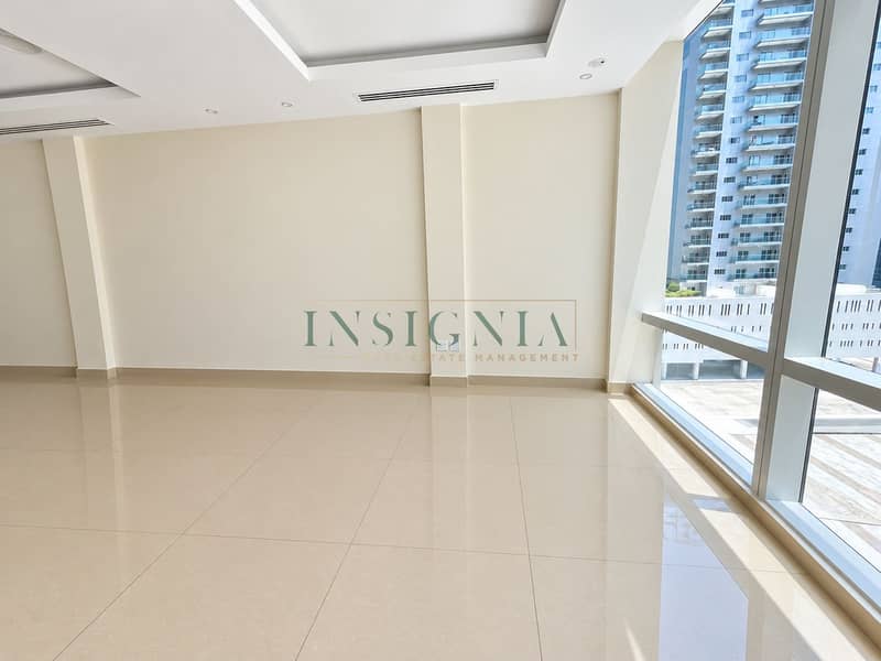 6 Bright Empty Modern Interior with City Views. png