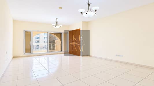 Estudio para en Alquiler en Jumeirah Village Circle (JVC), Dubai - Bright Minimalist Living Room with Balcony Views. png