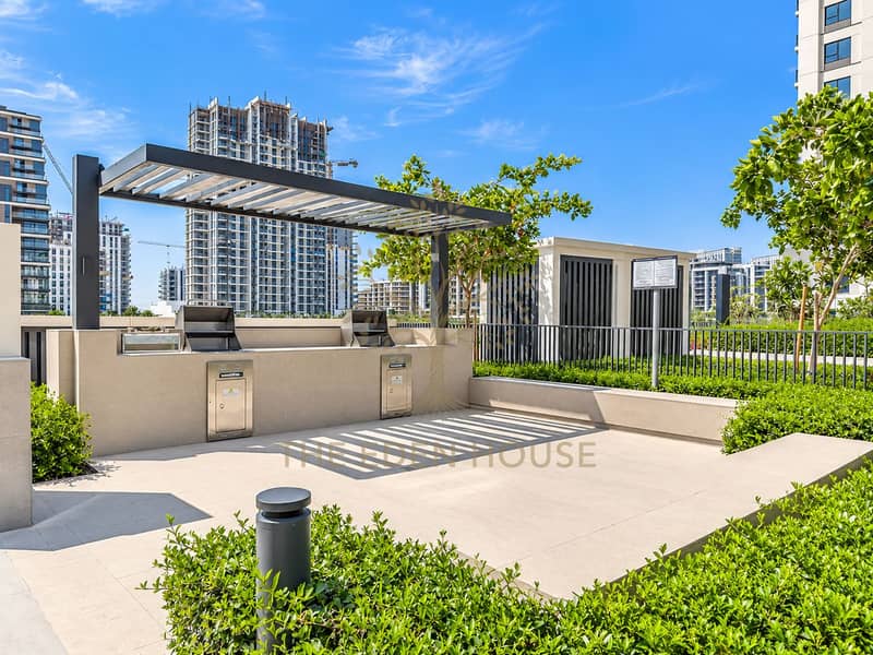 35 Modern Rooftop BBQ Pergola Skyline. png