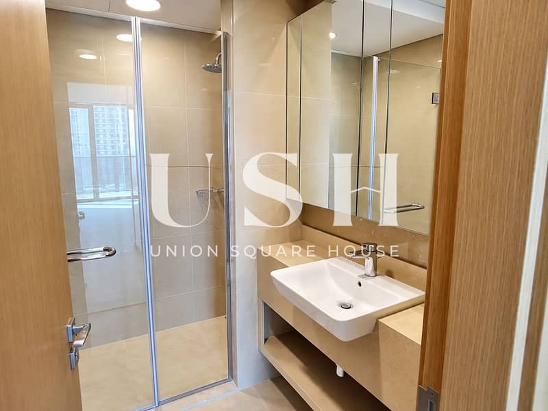 5 Modern Beige Bathroom with City Views. png