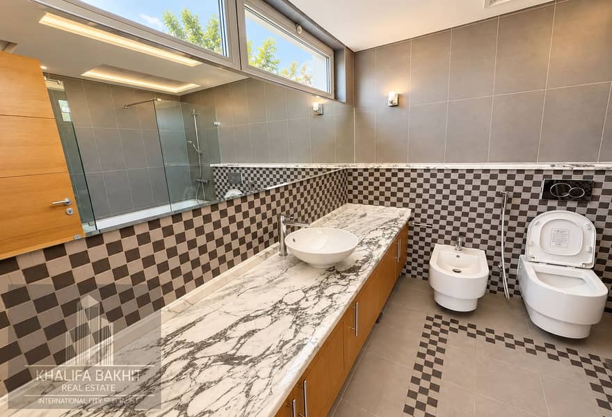 10 Luxurious Modern Marble Bathroom. png