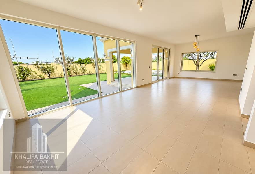 13 Sunlit Minimalist Open-Plan Room. png