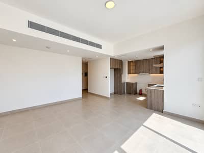 4 Camere Townhouse in vendita a Arabian Ranches 3, Dubai - Sunlit living room and kitchen. png