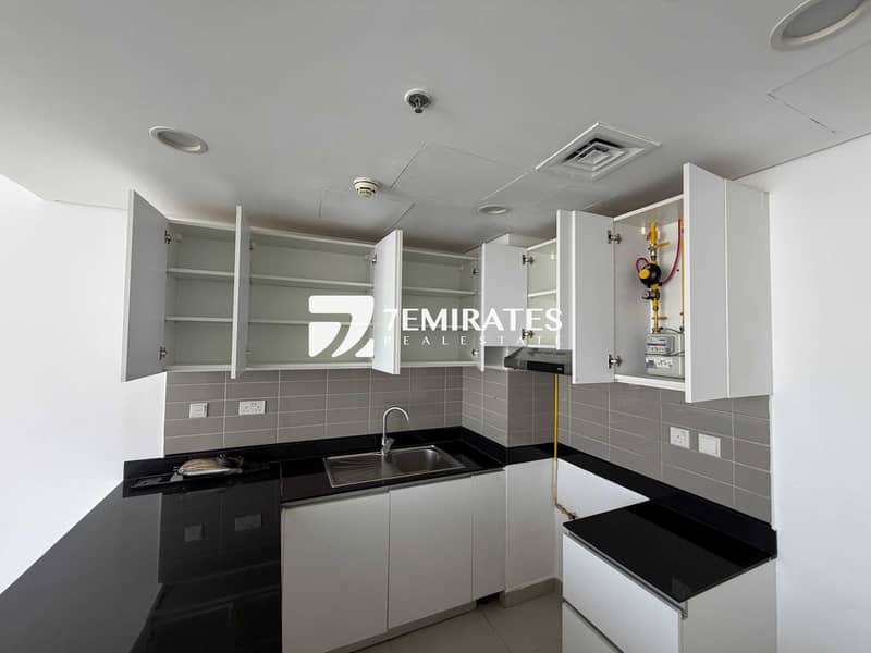 4 05. The Pulse Residence B2-805 - Kitchen 2. jpg