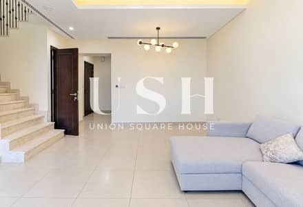 2 habitaciones Townhouse para en Venta en Serena, Dubai - Bright Minimalist Living Room with Staircase. png