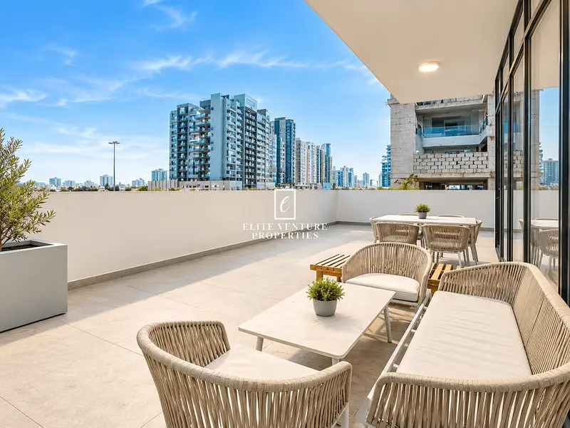 SPACIOUS LIVING | MODERN+STUDY | BIG BALCONY