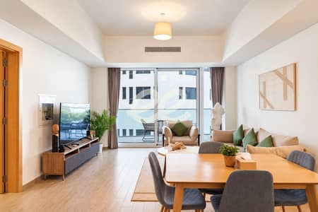 شقة 1 غرفة نوم للايجار في جزيرة ياس، أبوظبي - Living room with TV and dining table. jpg