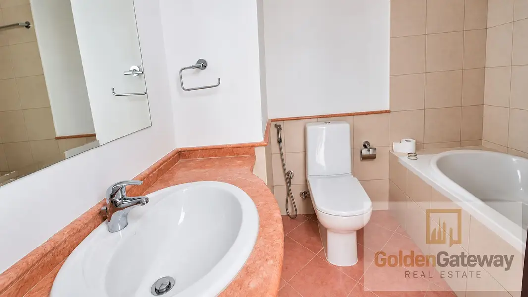 Stunning Golf View | Well Maintained | High Floor