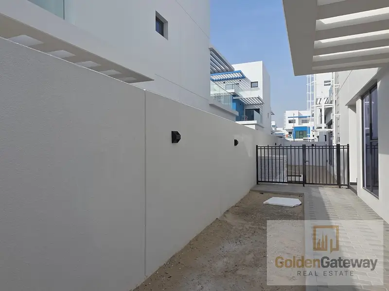 Vacant in Novmbr| Corner Unit | Steps away to Pool