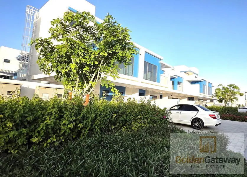 Vacant in Novmbr| Corner Unit | Steps away to Pool