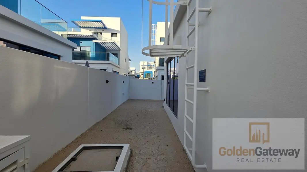 Vacant in Novmbr| Corner Unit | Steps away to Pool