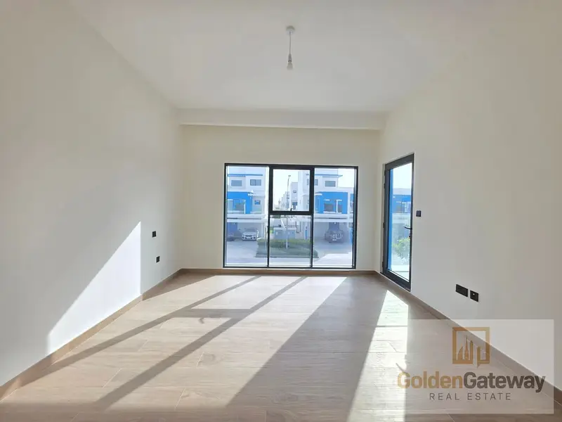 Vacant in Novmbr| Corner Unit | Steps away to Pool