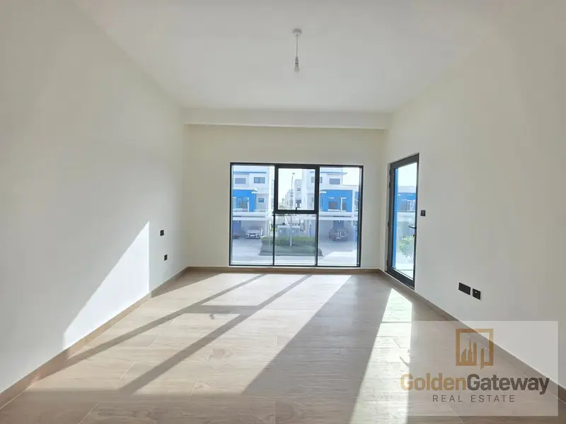 Vacant in Novmbr| Corner Unit | Steps away to Pool