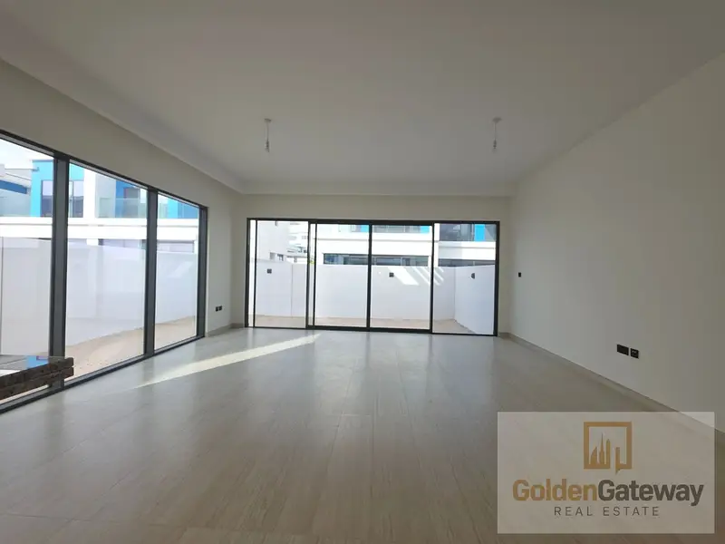 Vacant in Novmbr| Corner Unit | Steps away to Pool