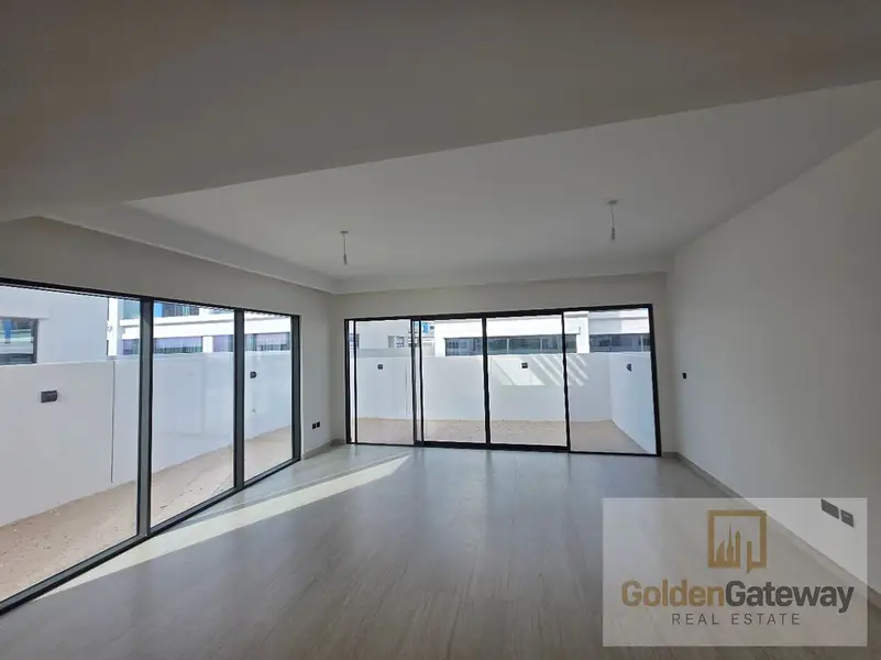 Vacant in Novmbr| Corner Unit | Steps away to Pool