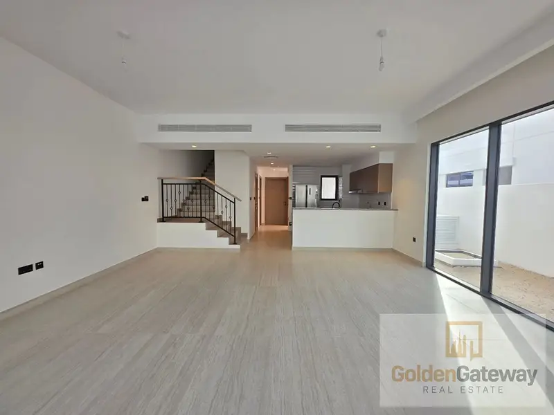 Vacant in Novmbr| Corner Unit | Steps away to Pool