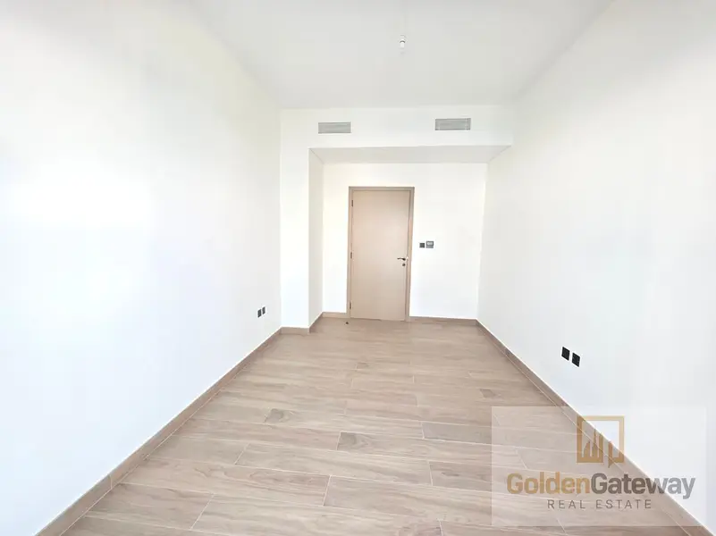 Vacant in Novmbr| Corner Unit | Steps away to Pool