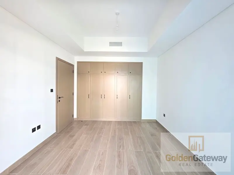 Vacant in Novmbr| Corner Unit | Steps away to Pool