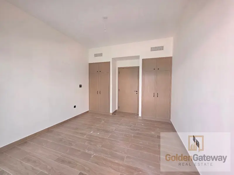 Vacant in Novmbr| Corner Unit | Steps away to Pool