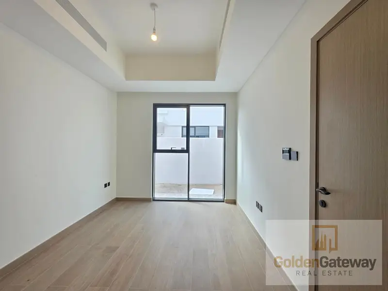 Vacant in Novmbr| Corner Unit | Steps away to Pool