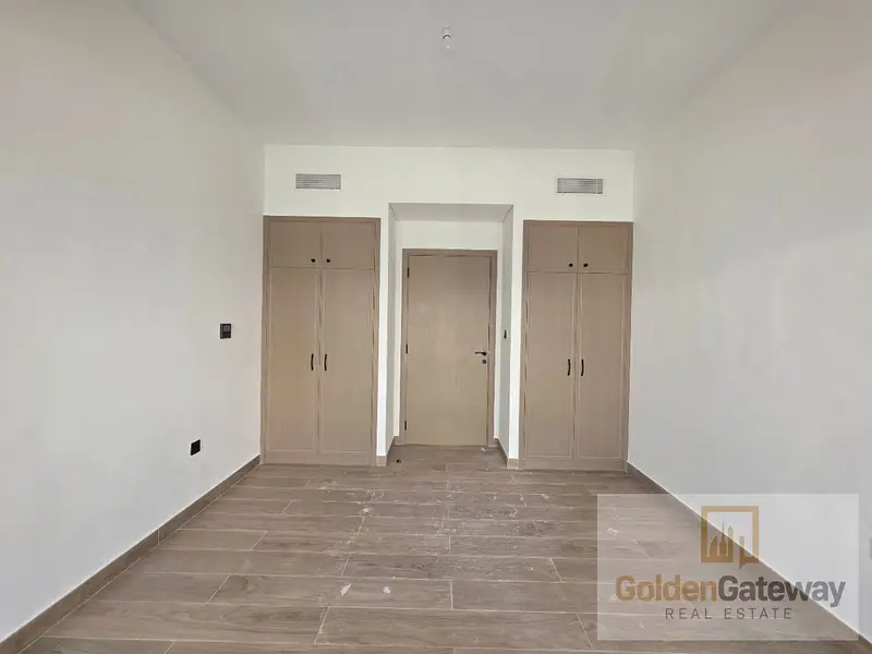 Vacant in Novmbr| Corner Unit | Steps away to Pool