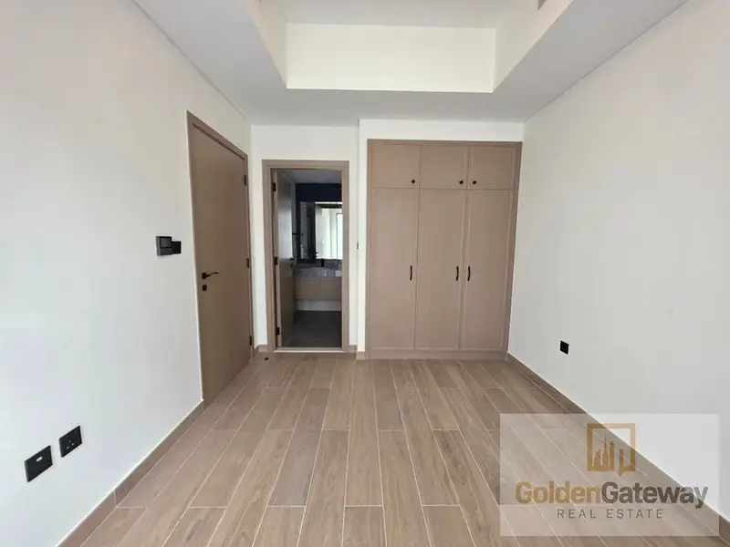 Vacant in Novmbr| Corner Unit | Steps away to Pool