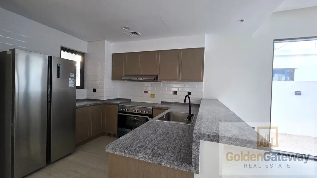 Vacant in Novmbr| Corner Unit | Steps away to Pool