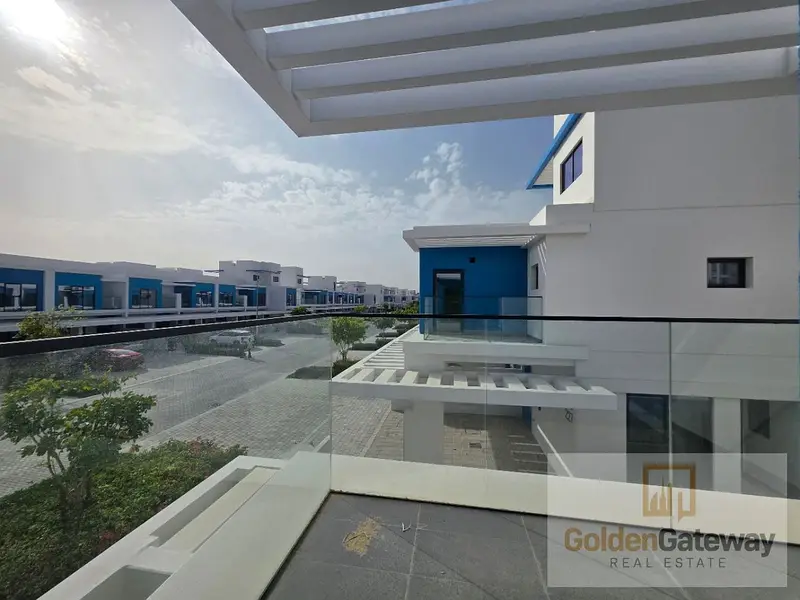 Vacant in Novmbr| Corner Unit | Steps away to Pool
